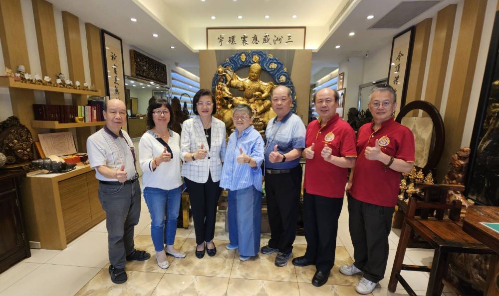 《圖說》世界佛教正心會邀請新北市社會局李美珍局長(左3)、許秀能副局長(左2)、新北市記者工會黃村杉理事長(左5)、參訪文殊院及財神會館，中為正心會執行長陳和慧、右二正心會卓志揚理事長。〈正心會提供〉