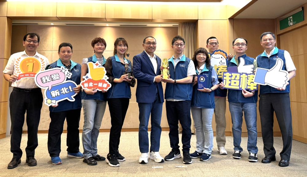 創新魅力國際聚焦 新北燈會勇奪3大獎 1 《圖說》2025新北燈會一舉榮獲三項國際設計大獎,包含美國「泰坦創新獎」活動創新類金獎、英國「倫敦設計獎」概念設計類金獎,以及德國「柏林設計獎」燈光設計類銀獎,為新北市贏得國際高度肯定,左一民政局長林耀長、民政局專委莊茂坤。〈民政局提供〉