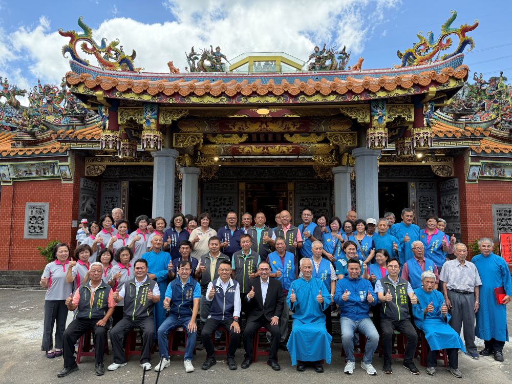 關聖帝君聖誕千秋 侯友宜參拜祈求社會團結和諧 3 《圖說》侯友宜與行忠堂所有貴賓、志工一同合影留念。〈民政局提供〉