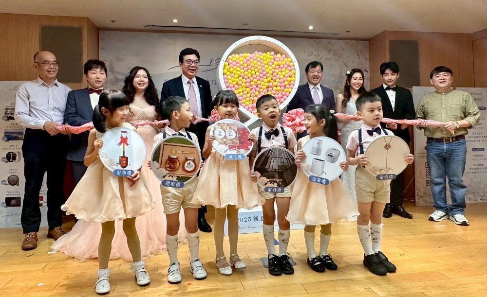 限量百對新人 新北聯合婚禮報名開跑 1 《圖說》副市長劉和然一同與聯合婚禮宣傳大使及貴賓進行2025聯合婚禮啟動儀式。〈民政局提供〉