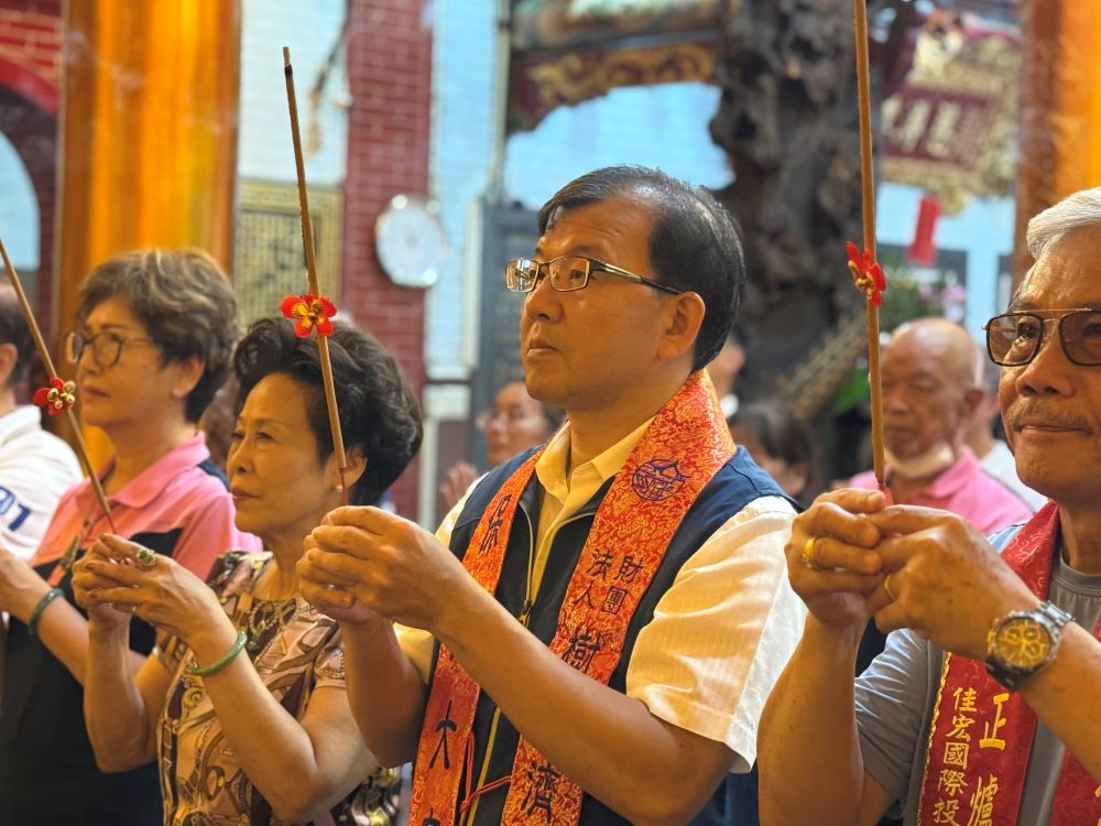 濟安宮酬恩祈安五朝圓醮大典祈祝活動圓滿 1 《圖說》濟安宮擇於今年底再舉行「酬恩祈安五朝圓醮大典」,今日邀請新北市民政局長林耀長及各縣市友宮友廟,向上蒼稟告,祈求年底醮典平安順利。〈民政局提供〉