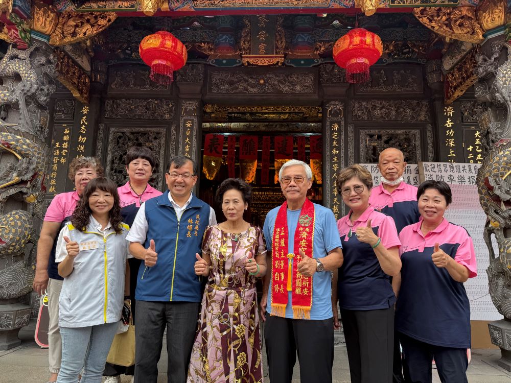 濟安宮酬恩祈安五朝圓醮大典祈祝活動圓滿 3 《圖說》林耀長局長與董事長、正爐主(藍衣)及廟方人員共同合影留念。〈民政局提供〉