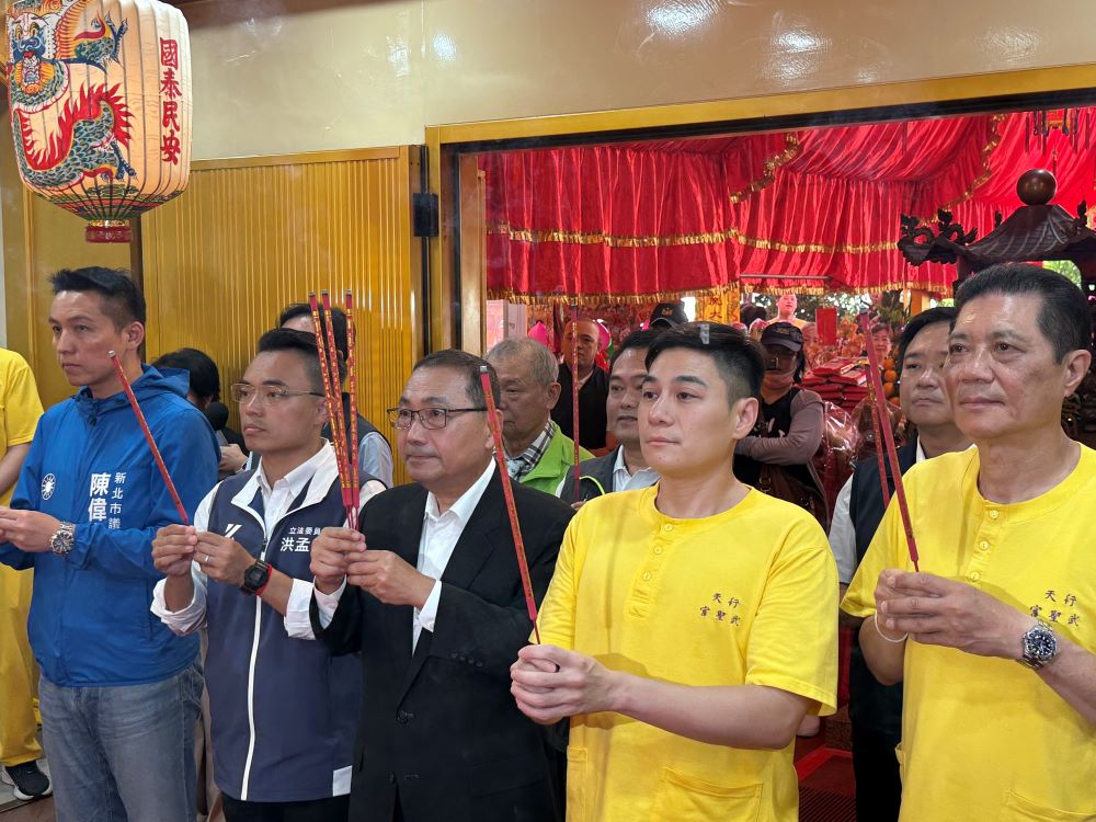 關聖帝君聖誕千秋 侯友宜參拜祈求社會團結和諧 4 《圖說》今日適逢農曆廿四號關聖帝君聖誕,市長侯友宜首站來到淡水行天武聖宮參拜祈福。〈民政局提供〉