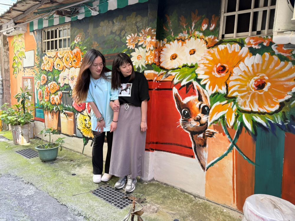 天馬行空充滿童趣 新北後巷變畫廊 4 《圖說》找到你囉,出來一起玩---板橋區東丘里。〈水利局提供〉