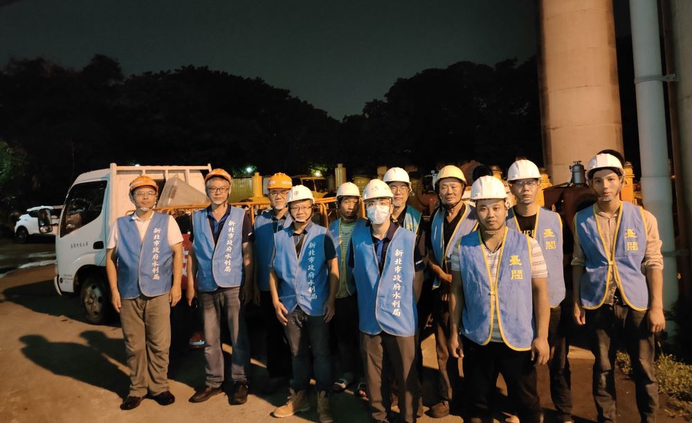 雨炸中南部 新北出動人力攜搶災機具馳援 3 《圖說》侯友宜市長表示,天災的發生無法預測,同島一心,新北市與各縣市齊心齊力,共同以搶災為第一要務。〈水利局提供〉
