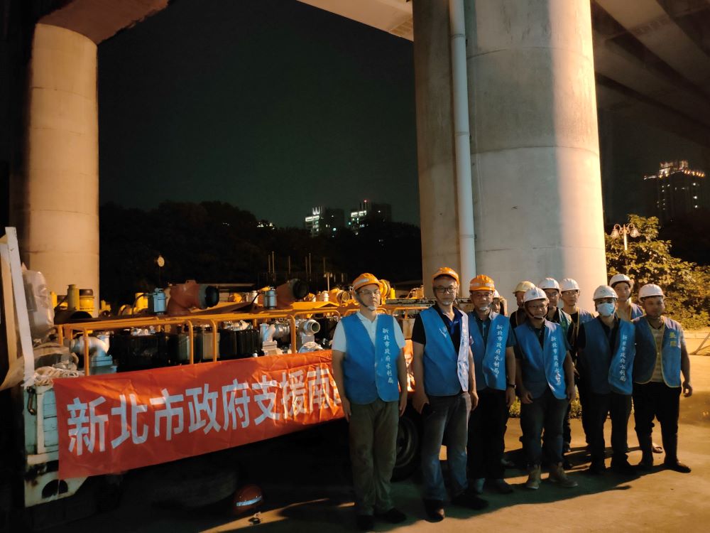 雨炸中南部 新北出動人力攜搶災機具馳援 2 《圖說》新北市調度3吋移動式抽水機5台支援嘉義縣。〈水利局提供〉