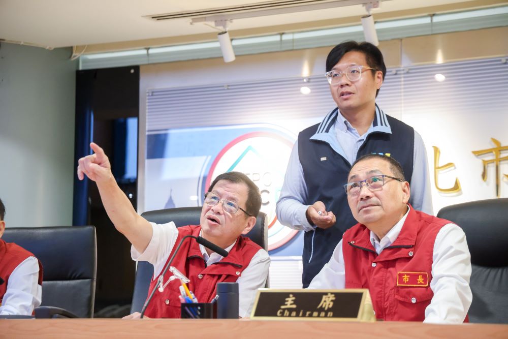 雨炸中南部 新北出動人力攜搶災機具馳援 1 《圖說》侯友宜市長今早至災害應變中心關心強降雨情形。〈新聞局提供〉
