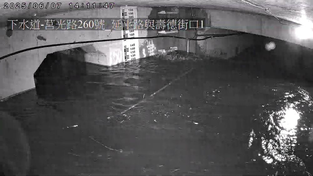 CCTV深入雨水下水道 新北防汛決策更精準 3 《圖說》利用CCTV影像監測壽德公園滯洪池分流箱涵排水情形─經過右側分流堰排往壽德滯洪池。〈水利局提供〉