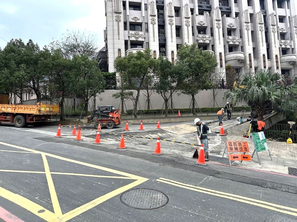 《圖說》施工團隊執行道路明挖工程，協助豐悅城社區進行污水接管。〈水利局提供〉