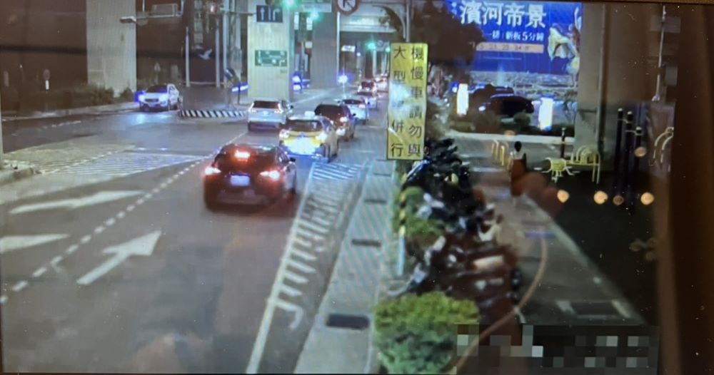 返台探親語言不通迷路 海山警助攔車求援美女返家 2 《圖說》龔女在路上不斷徘徊情形。〈海山分局提供〉