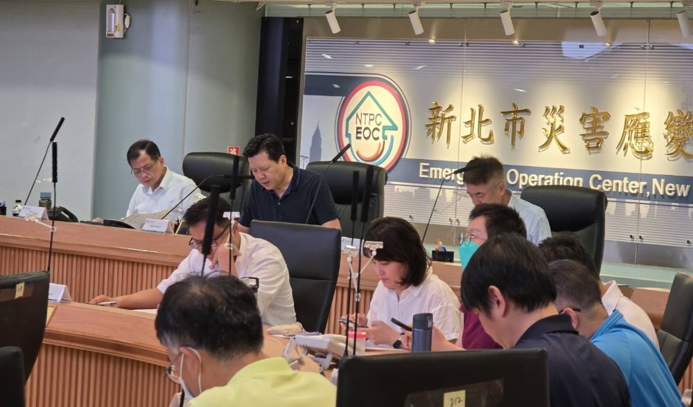 新北建構水域安全防護 強化民眾風險辨識 1 《圖說》新北市副市長朱惕之今日主持「水域安全專案會議」,並裁示相關因應作為,左一為消防局長陳崇岳。〈消防局提供〉