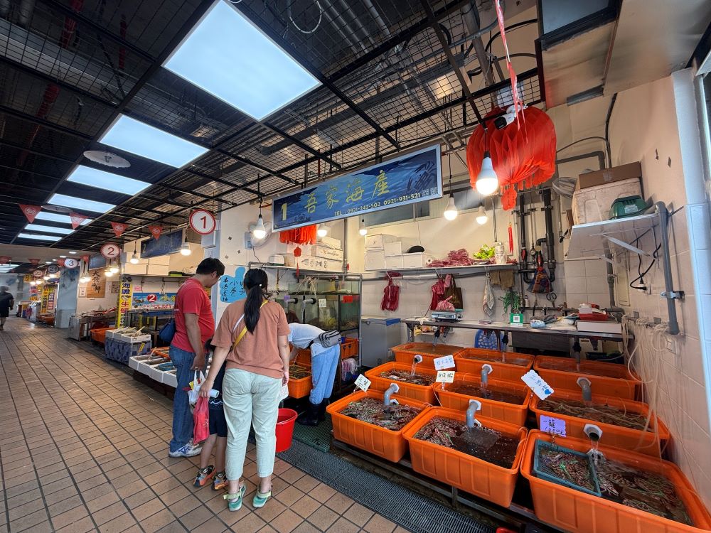 北海岸新景點 龜吼漁夫市集親子遊享美味首選 2 《圖說》龜吼漁夫市集原址新建後,購物空間更為寬廣舒適,適合全家大小同遊。〈漁業處提供〉