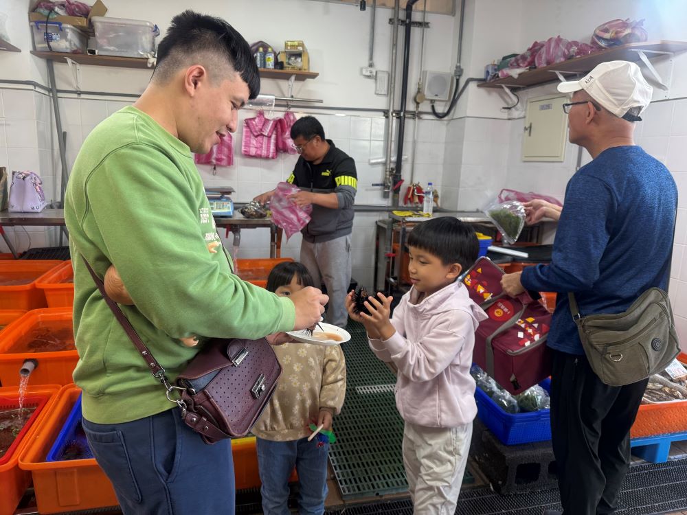 北海岸新景點 龜吼漁夫市集親子遊享美味首選 3 《圖說》龜吼漁夫市集販售活跳跳的萬里蟹、海膽及各式魚蝦,小孩充滿驚喜。〈漁業處提供〉