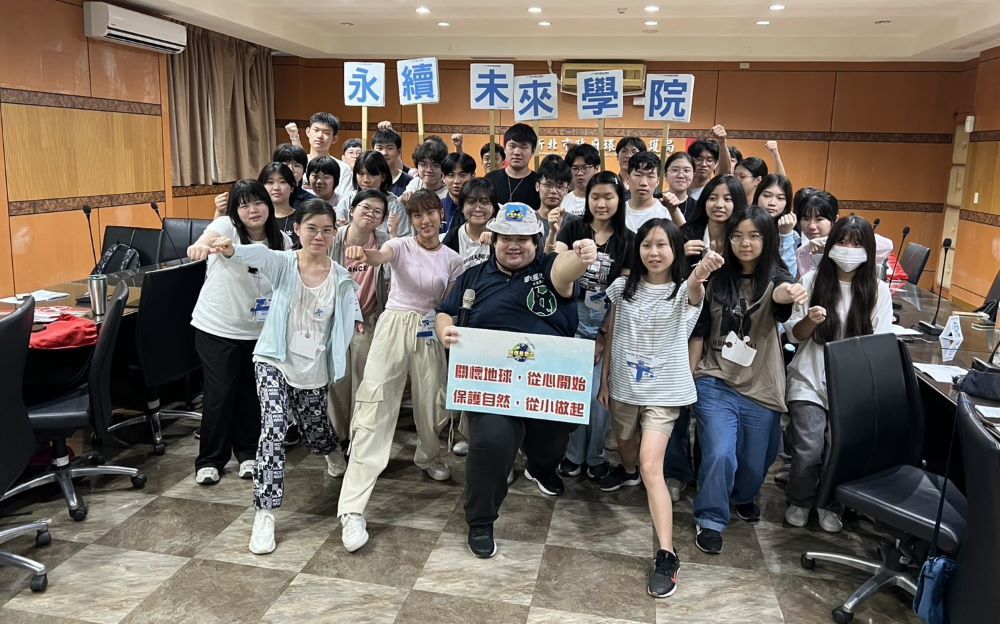 用行動守護地球 新北「永續未來學院」高中體驗營向下扎根 3 《圖說》環保星勢力李明峯透過遊戲帶領學員學習環保知識。〈環保局提供〉