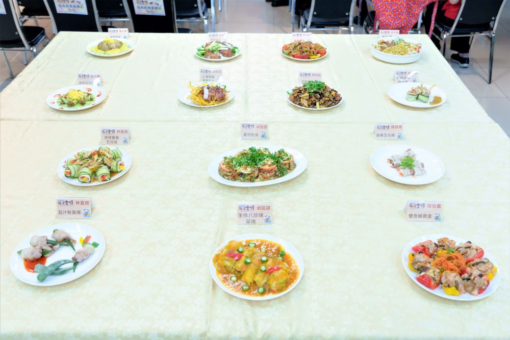 新北「滿漢全惜」《柚見你,吃吃愛地球》創意教案組首獎 5 《圖說》「滿漢全惜」甄選活動「惜食料理食譜組」以現場烹調方式進行決審,參賽者們以創意料。〈環保局提供〉