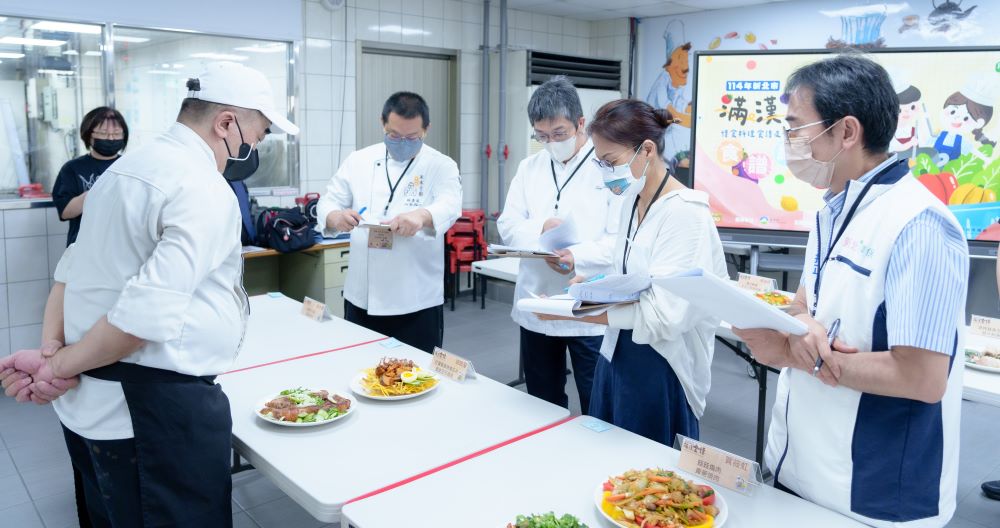 新北「滿漢全惜」《柚見你,吃吃愛地球》創意教案組首獎 4 《圖說》「惜食料理食譜組」決審現場,參賽者說明惜食設計理念。〈環保局提供〉