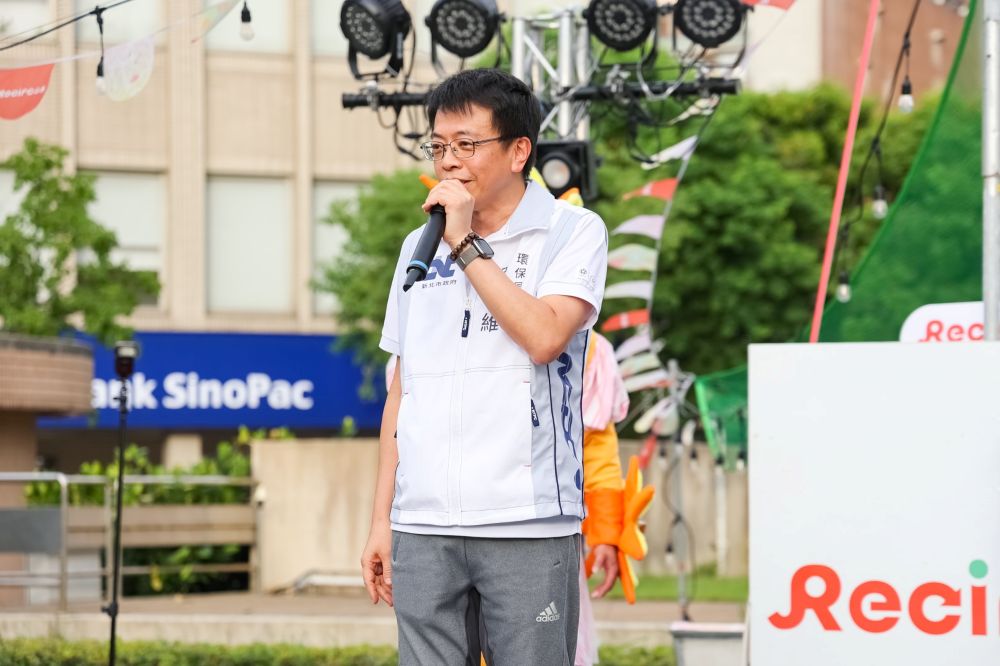 「黃寶吉」帶動跳 新北原創環教劇《藍海守護行動》首演嗨翻 1 《圖說》程大維局長表示,此次巡迴舞台劇是環保局全新的嘗試,特別考量小朋友的專注時間,在短短30分鐘內精煉呈現豐富的海洋保護觀念,希望讓孩子們在輕鬆觀劇的過程中,自然建立起環保意識。〈環保局提供〉