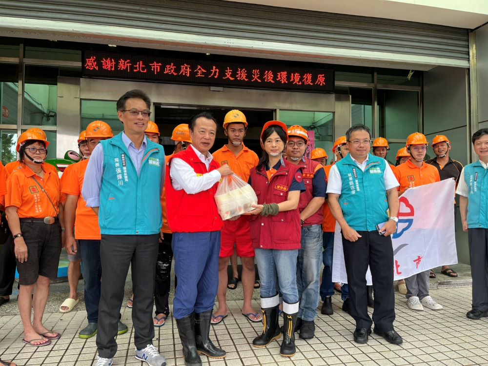 馳援嘉南風災恢復家園 賴總統慰勞新北同仁 2 《圖說》嘉義縣翁章梁縣長慰勞新北支援人員。〈環保局提供〉
