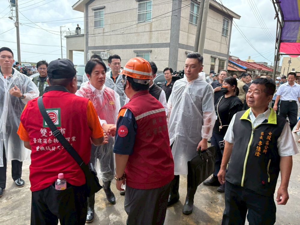 馳援嘉南風災恢復家園 賴總統慰勞新北同仁 1 《圖說》賴清德總統關心支援台南人員。〈環保局提供〉