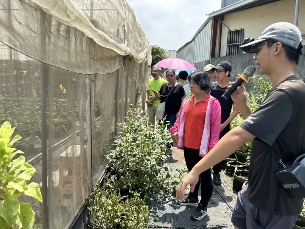 嶺東科大USR「創新創業講堂」 培育新世代商管農業人才 3 由二代青農吳侑哲導覽介紹「幸福a味農園」所栽種的蔬果