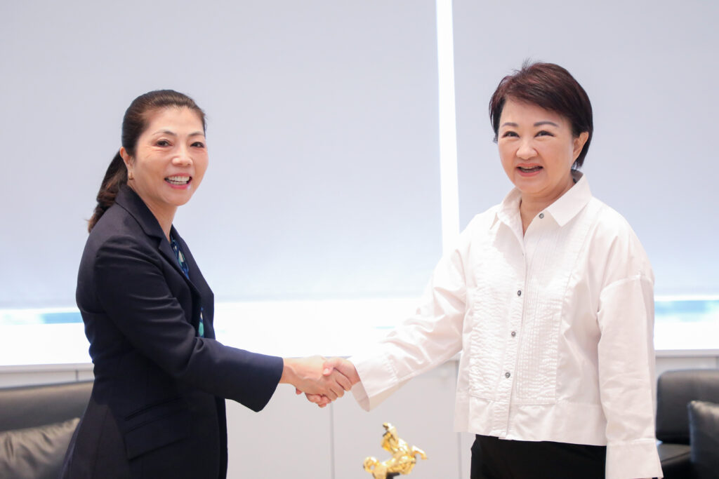 亞洲台灣商會聯合總會訪中市府 盧秀燕允「三合一綠色通道」打造台商回流首選城市 1 盧市長接待亞洲台灣商會聯合總會 力推 三合一綠色通道 打造台商回流首選城市