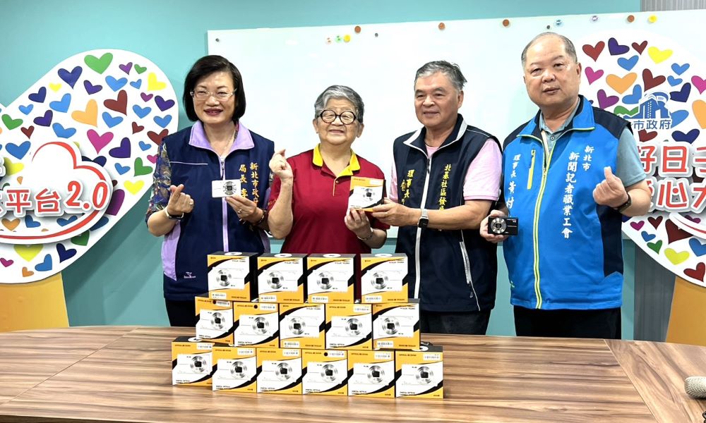 新北記者工會媒合 世界佛正心會捐贈「小衛星」數位相機 1 《圖說》社團法人世界佛教正心會響應「新北市好日子愛心大平台」,捐贈新北社會局小衛星據點「北基社區發展協會」合影,左起社會局長李美珍、佛教正心會執行長陳和慧、北基社區發展協會理事長余富、新北市新聞記者職業工會理事長黃村杉。〈記者葉柏成攝〉