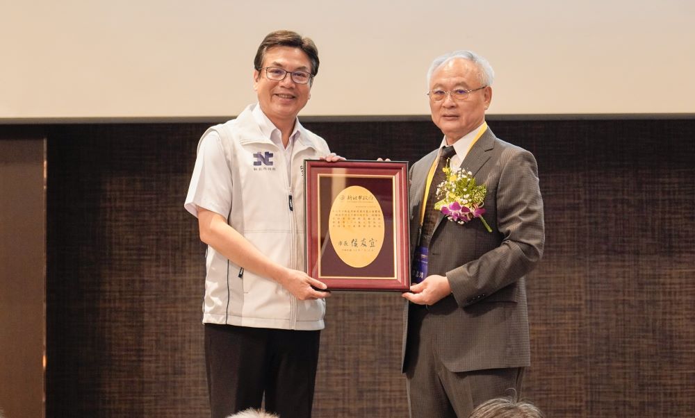 挹注愛心大平台 新北不動產公會、新大皇建設捐善款 2 《圖說》新北市副市長劉和然代表侯友宜市長回贈感謝牌給新北市不動產開發商業同業公會理事長。〈社會局提供〉