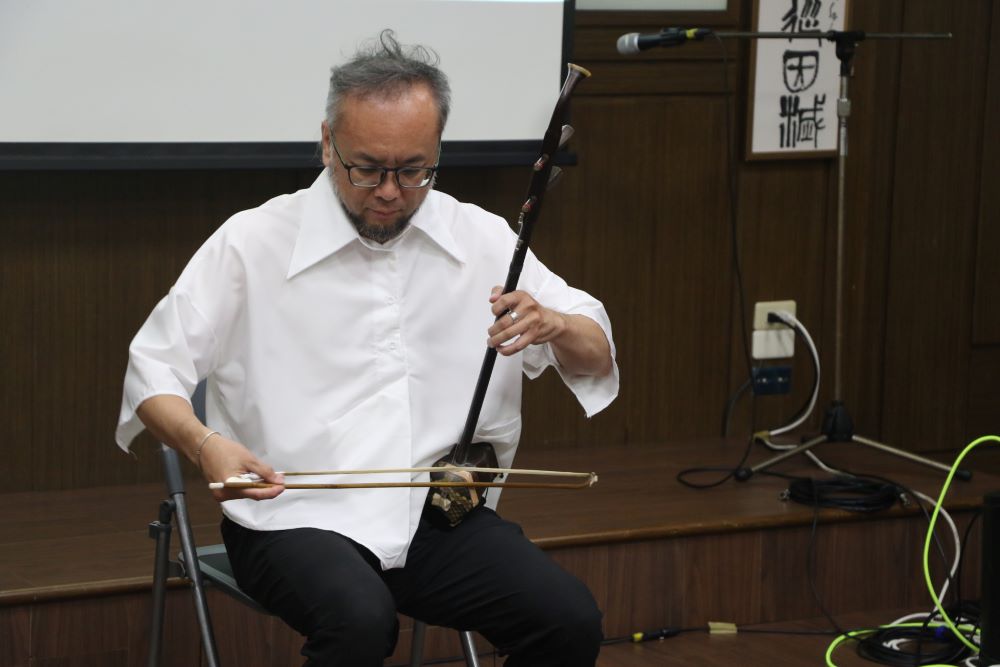 珍寶貝未來協會三峽博雅銀髮俱樂部啟用 4 《圖說》知名國際音樂家王子承以二胡炫技「賽馬」,兩條絲線演奏出有如萬馬的奔騰和嘶鳴。〈社會局提供〉
