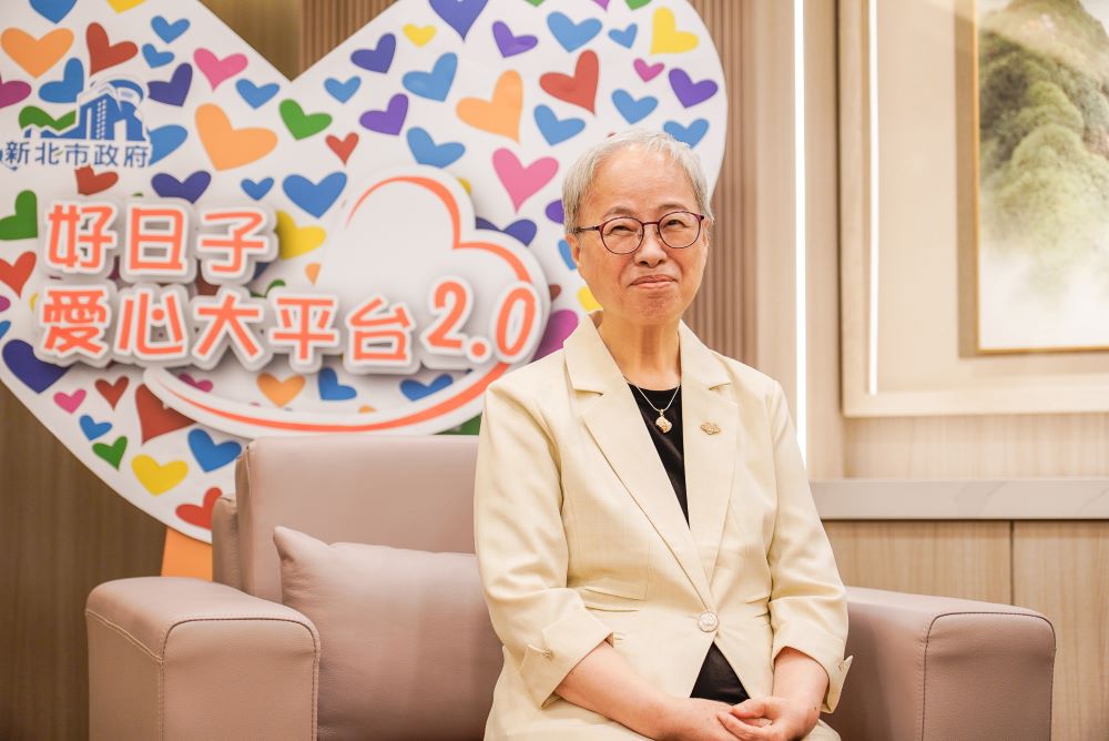 摯愛的延續 林曾翠霞、鄭玉廷捐社福專車 1 《圖說》林曾翠霞醫師繼捐贈2輛新北復康巴士後,再捐贈社福專車支持社工,她笑笑地說道:「我希望像隻螢火蟲,雖然光微弱,卻能照亮需要的人」。〈社會局提供〉