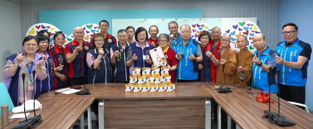 新北記者工會媒合 世界佛正心會捐贈「小衛星」數位相機 4 《圖說》社團法人世界佛教正心會致贈儀式合影。〈社會局提供〉