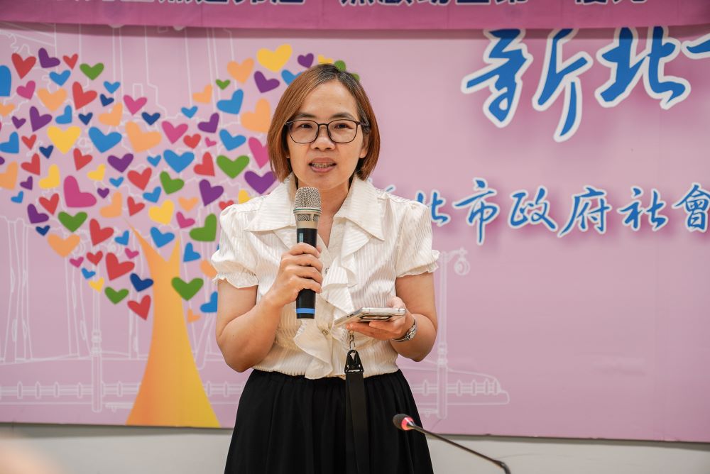 台灣同濟兒童基金會捐百萬 新北小衛星再添助力 3 《圖說》台北基督教台灣貴格會清水教會的游美玉老師,代表小衛星據點至捐贈儀式中表達感謝。〈社會局提供〉