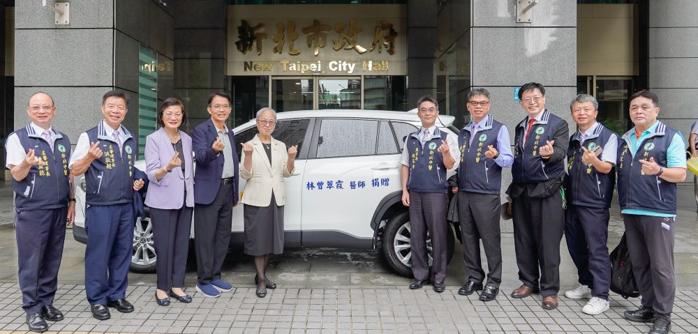 摯愛的延續 林曾翠霞、鄭玉廷捐社福專車 2 《圖說》林曾翠霞醫師(左5)捐贈社福專車予新北市社會局北海岸社福中心,率新北市中醫師公會見證及合影,並由市府秘書長邱敬斌(左4)代表受贈。〈社會局提供〉