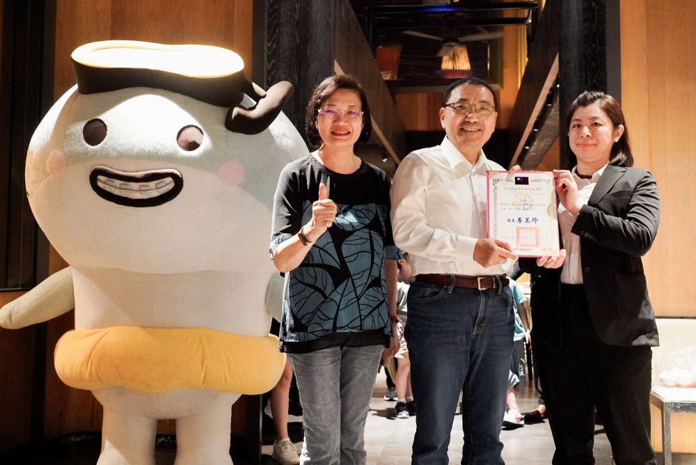 《圖說》饗食天堂攜手新北社會局再推公益餐會，市長侯友宜(中)回贈感謝狀予饗食天堂督導林佳蓉(右1) ，左為社會局長李美珍。〈社會局提供〉