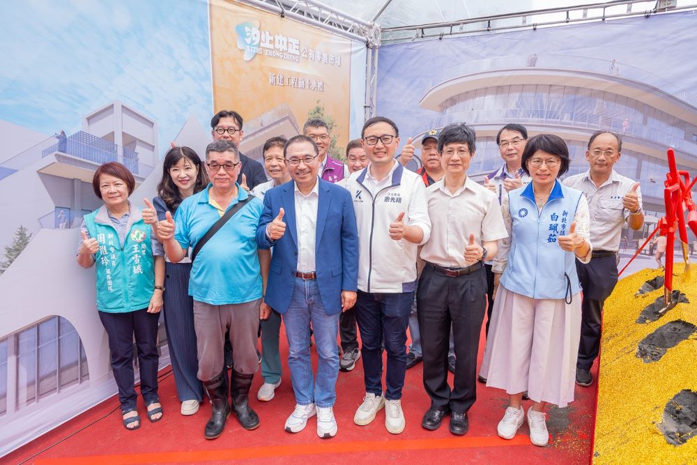 打造智慧綠能性別友善 汐止中正市場翻新啟動 3 《圖說》侯友宜市長與地方人士合影。〈市場處提供〉