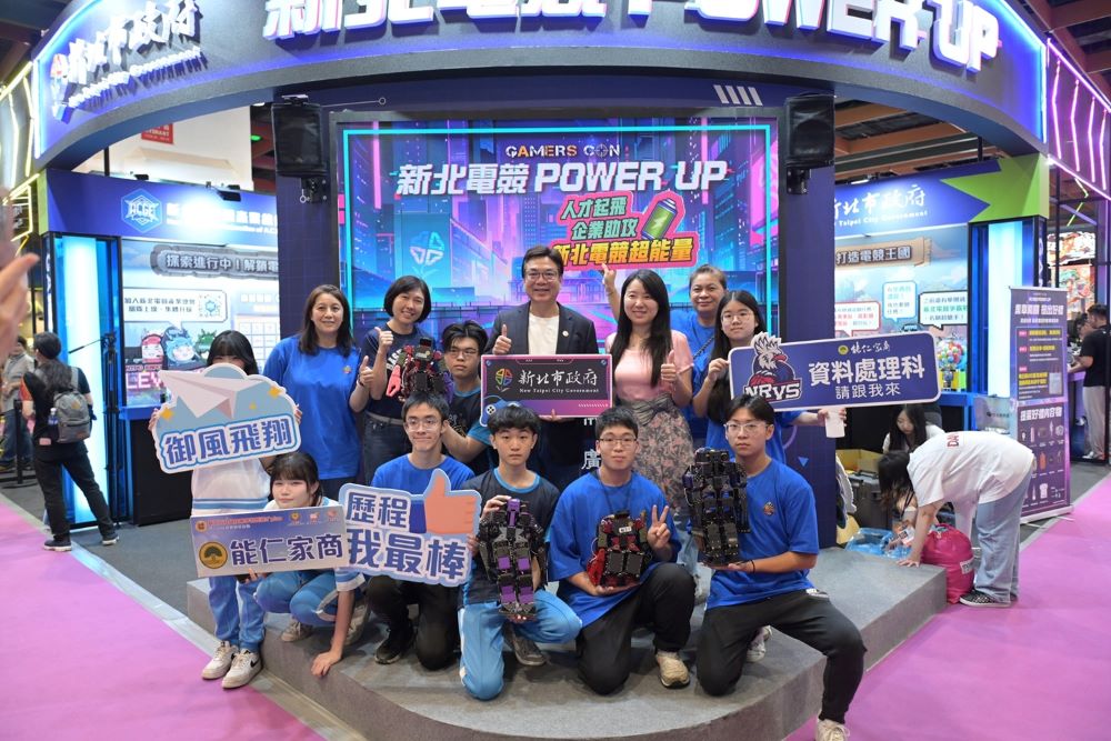 《圖說》「新北電競+POWER+UP」展館每日舞台活動也精彩不斷，學校團體則有能仁家商自製機器人「舞動奇機」。〈經發局提供〉