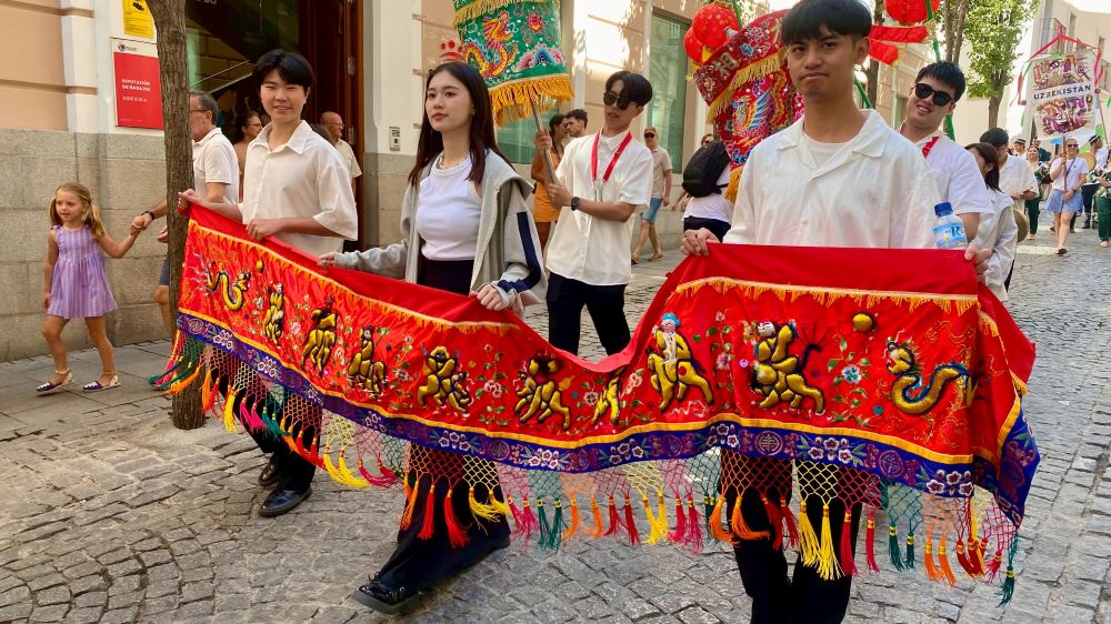 台灣方相舞團西班牙藝術節大放異彩 旗舞飛揚、跳鼓陣鑼鼓響 2 《圖說》方相舞蹈團於2025西班牙第44屆埃斯特雷馬杜拉(Extremadura)藝術節,在巴達霍斯(Badajoz)市區揮舞涼傘踩街與樂團成員手持「八仙綵」,獲得觀眾熱烈迴響,展現台灣藝術文化之美。〈方相舞蹈團提供〉