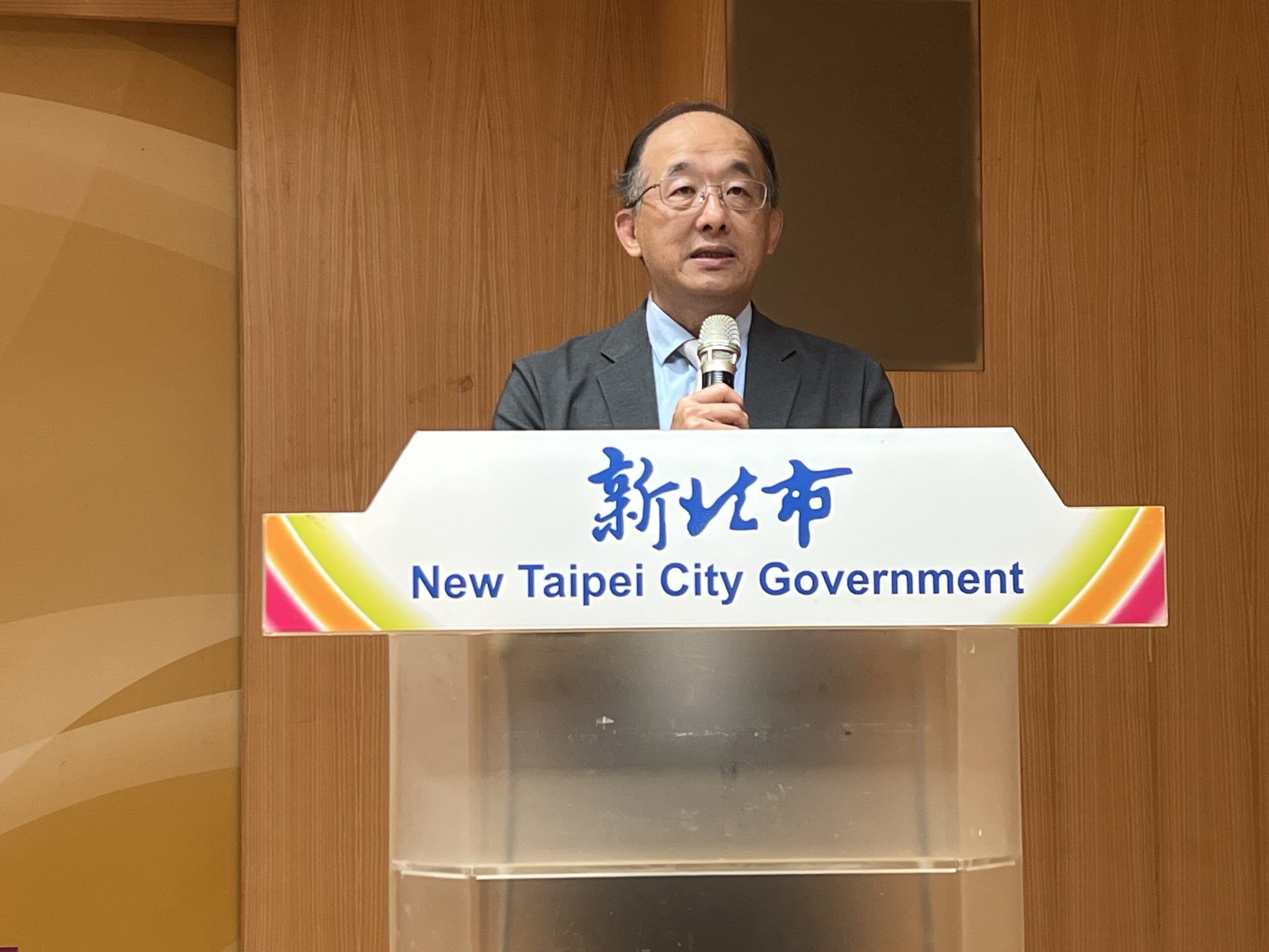 新北啟動夏季飲冰品專案 抽驗1件不合格 1 《圖說》衛生局馬景野副局長於記者會說明,今年度夏季飲冰品專案抽驗1件不合格飲品事由。〈記者葉柏成攝〉