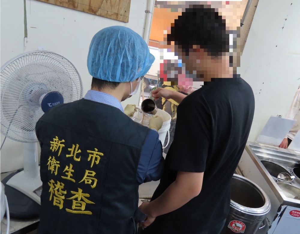 新北啟動夏季飲冰品專案 抽驗1件不合格 3 《圖說》新北市衛生局至飲料店抽驗即時調製飲料。〈衛生局提供〉