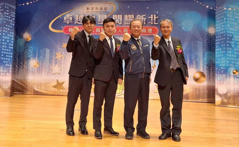 新北警軟硬實力全方位 學術進修、國際賽事成績耀眼 1 《圖說》警察局長廖訓誠〈右二〉與榮獲模範公務員、績優公務員同仁合影。〈警察局提供〉