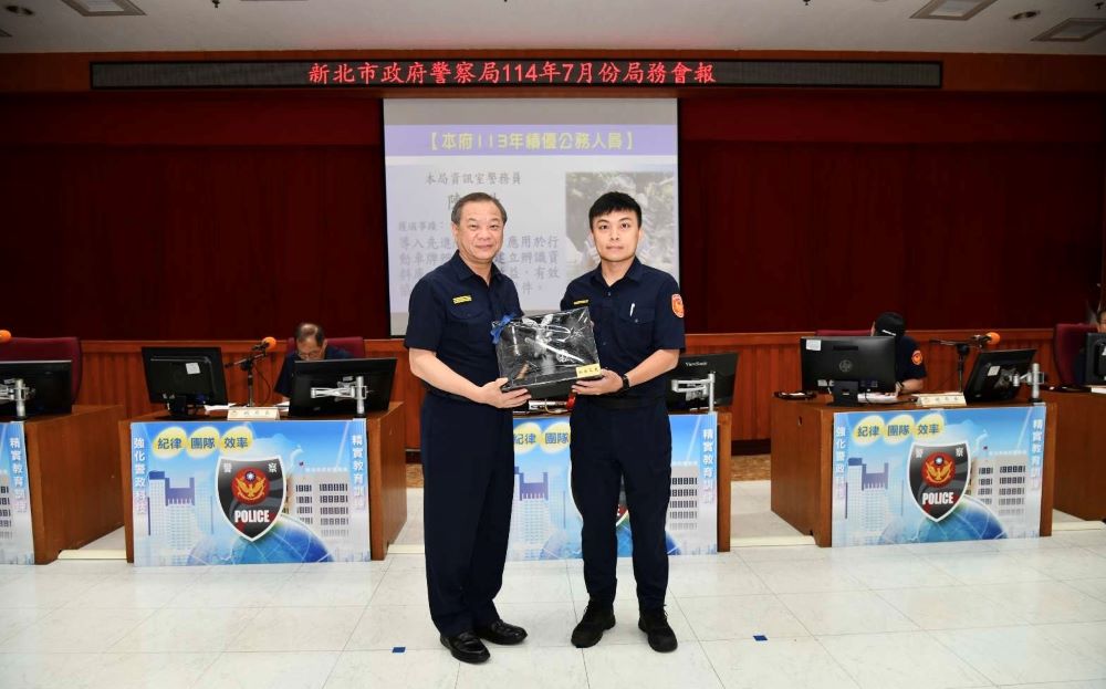 新北警軟硬實力全方位 學術進修、國際賽事成績耀眼 3 《圖說》資訊室警務員陳躍升榮獲新北市政府113年績優公務人員。〈警察局提供〉