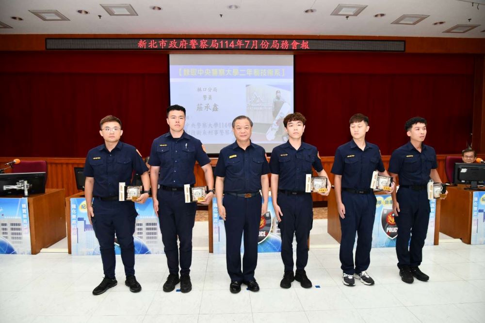 新北警軟硬實力全方位 學術進修、國際賽事成績耀眼 6 《圖說》板橋分局警員等14員錄取中央警察大學114學年度二年制技術系-2。〈警察局提供〉
