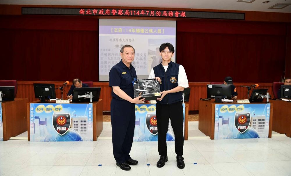 新北警軟硬實力全方位 學術進修、國際賽事成績耀眼 4 《圖說》刑事警察大隊科偵組警員林致辰榮獲新北市政府113年績優公務人員。〈警察局提供〉