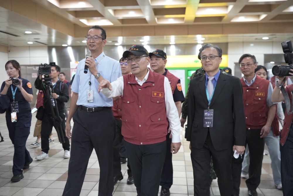 警報響起萬全準備 新北城鎮韌性(防空)演習圓滿完成 1 《圖說》侯友宜市長前往實地視導防空疏散避難演練會場--捷運土城站。〈警察局提供〉
