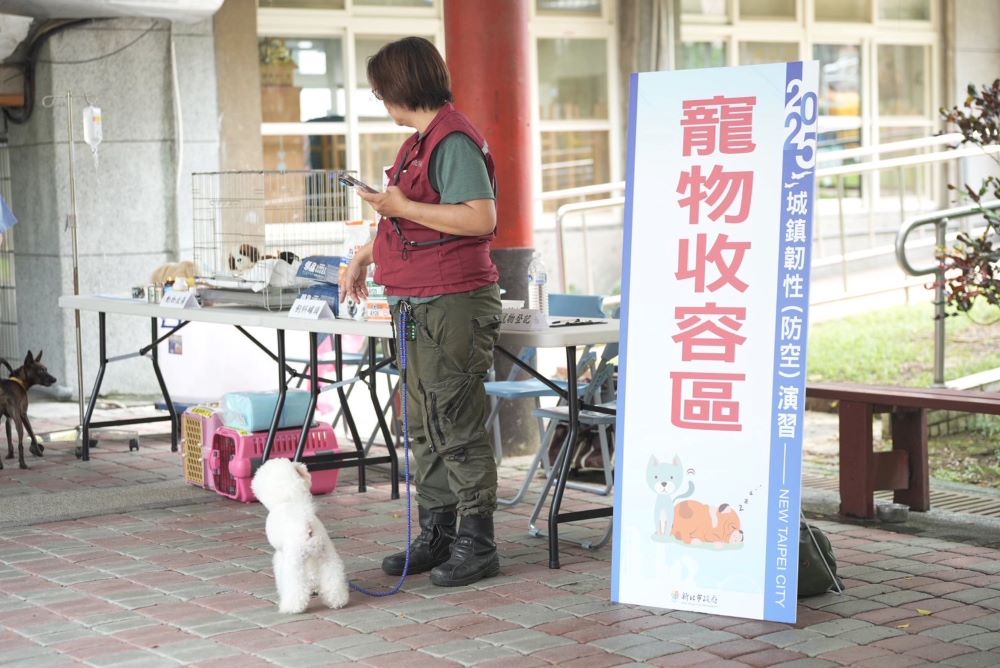 警報響起萬全準備 新北城鎮韌性(防空)演習圓滿完成 4 《圖說》防空疏散避難演練設有寵物收留區。〈警察局提供〉