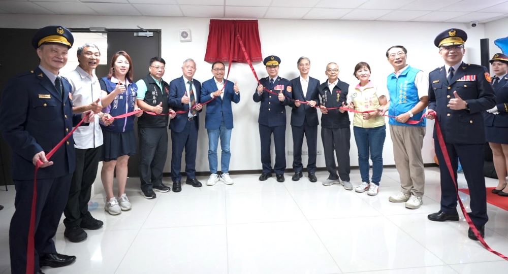 健康舒適休憩環境 新北首例公益捐贈員警待勤空間啟用 2 《圖說》「板橋及海山分局公益捐贈員警待勤室」揭牌儀式,左邊板橋分局長林泰裕、右邊海山分局長林國民,右二板橋區長陳奇正。〈警察局提供〉