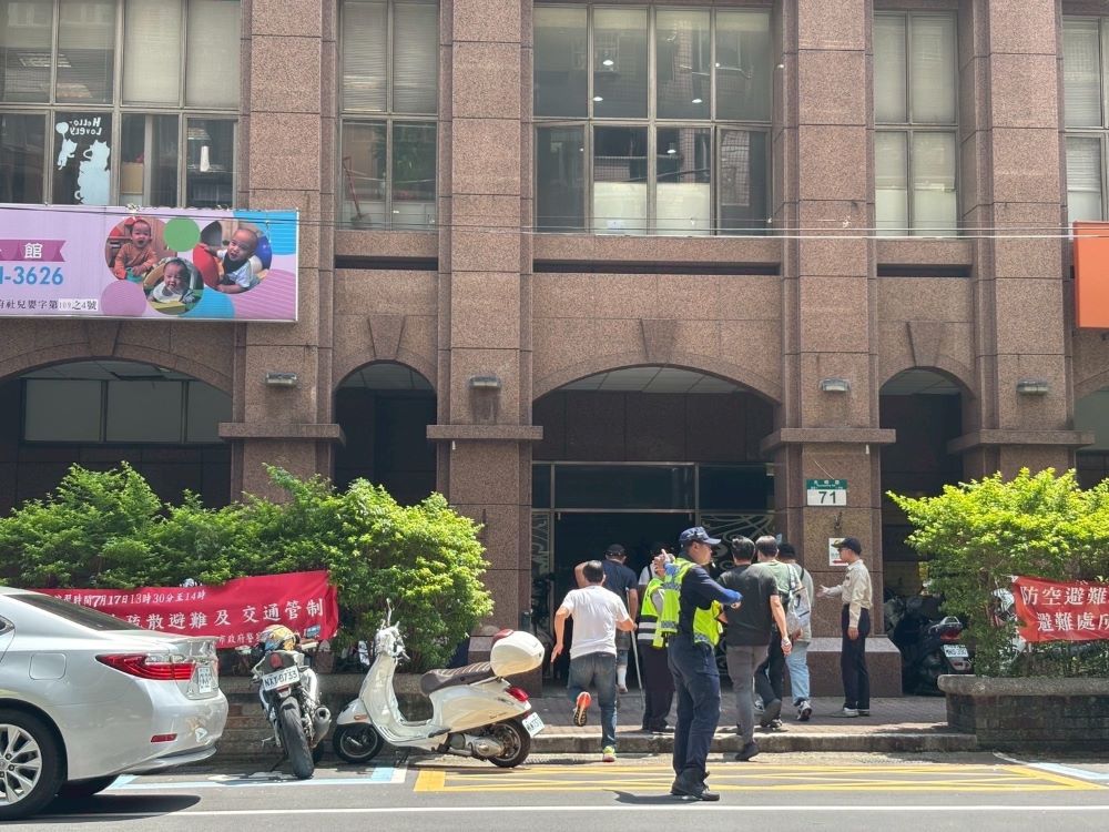 警報響起萬全準備 新北城鎮韌性(防空)演習圓滿完成 3 《圖說》警察於演習期間管制人車通行。〈警察局提供〉