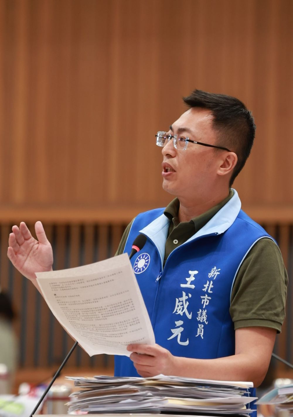 民進黨杯葛普發1萬 新北市議會藍營痛批405萬市民不如政治鬥爭 1 《圖說》王威元書記長指出,民進黨市議員們,不思關稅戰步步逼近,還在街頭站崗,高喊大罷免大成功,顯然已把政治鬥爭放在全民生計之上,新北市民這口氣已無法再忍。〈國民黨團提供〉