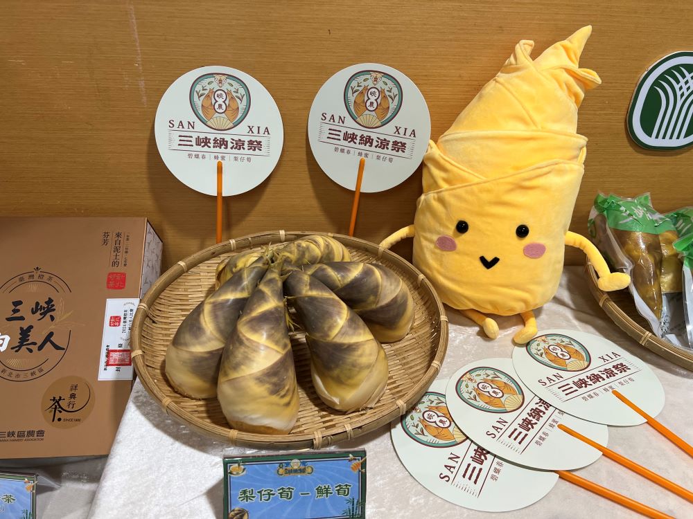 三峽納涼祭7/19登場 多元活動郊遊避暑首選 6 《圖說》三峽納涼祭開跑記者會現場展示品--三峽綠竹筍柔嫩香甜,有「梨仔筍」之稱。〈記者葉柏成攝〉