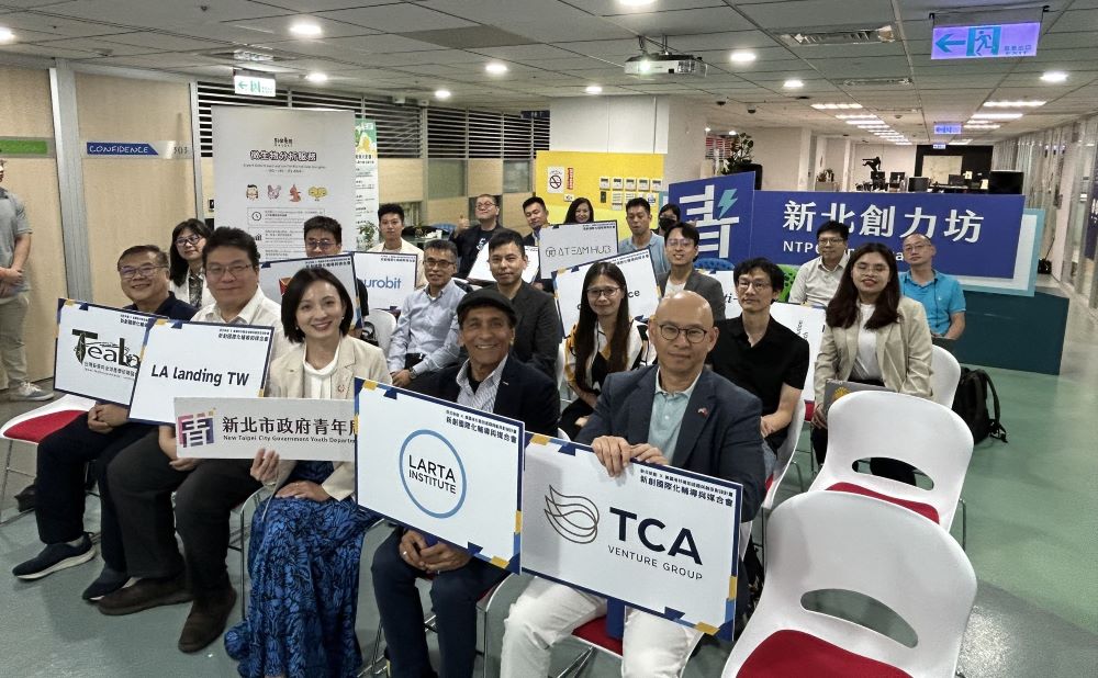 輔導國際化與媒合 洛杉磯新創加速器與天使投資人力挺新北 2 《圖說》新北青年局長邱若梅局長(左三)、新東向聯盟執行長陳孝昌(左)、新東向聯盟理事李奇嶽(左二)與洛杉磯的講者Rohit(右二)、施旻宜博士與新北新創團隊合影。〈青年局提供〉