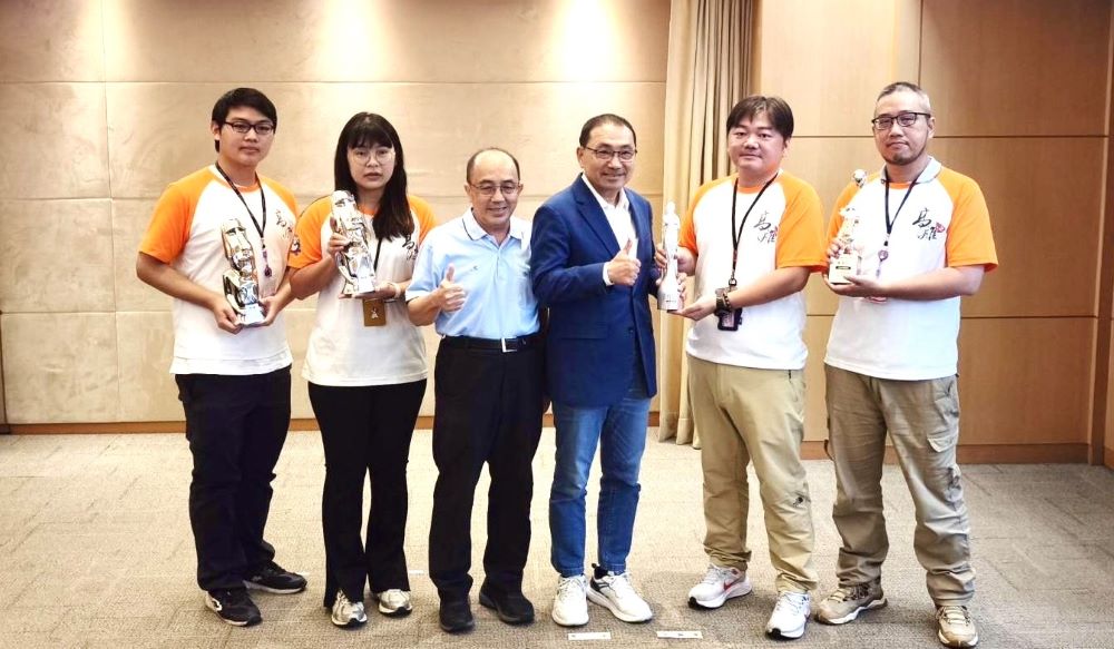 沙雕師進場 八里城市沙雕展8/16 經典亮相 1 《圖說》2024八里城市沙雕展榮獲多項國際殊榮,今日於市政會議獻獎予侯友宜市長,左三為水利局長宋德仁。〈高灘處提供〉